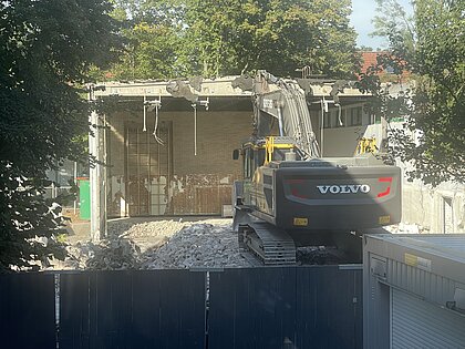 Weg ist die Turnhalle, hier entsteht gerade das Fundament des Neubaus, Bauabschnitt 1 mit unserer Mensa.