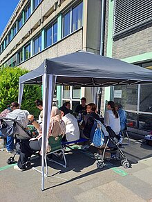 Foto Eltern beim Elterncafe auf dem Schulhof