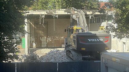 Weg ist die Turnhalle, hier entsteht gerade das Fundament des Neubaus, Bauabschnitt 1 mit unserer Mensa.